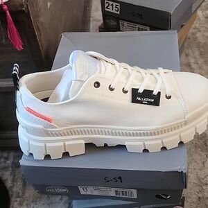 Palladium Revolt Lo TX women's size 11 Nib